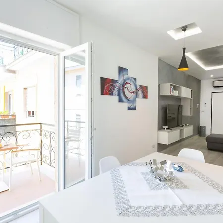 Sorrentovibes - New & Stylish Two Bedroom With Balconies アパート *